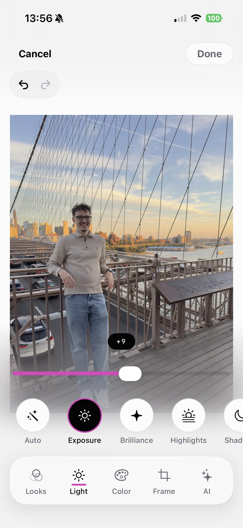 Una fit photo aperta nell'editor di Dripp, con i controlli di luce ed esposizione.